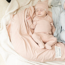 Load image into Gallery viewer, Fragile Linen Scallop Stitch Layette Set
